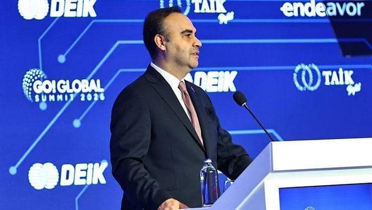 وزیر صنعت و فناوری ترکیه در حال سخنرانی پشت تریبون در اجلاس GO! GLOBAL Summit 2026