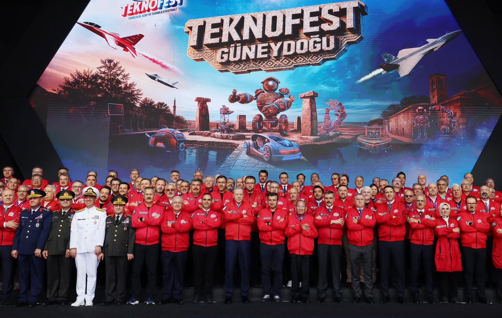 عکس دستهجمعی شرکتکنندگان و مسئولان روی صحنهی جشنوارهی تکنوفست جنوبشرق (TEKNOFEST Güneydoğu)
